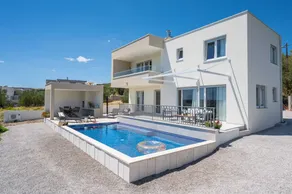 Espaciosa villa apta para familias con terraza, piscina y barbacoa | Vistas a la ciudad - Image 5