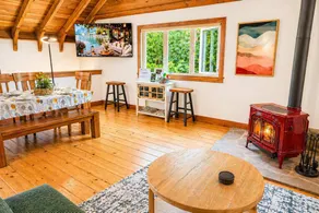 Holiday home with garden, jacuzzi & barbecue | Suitable for remote work - Image 2