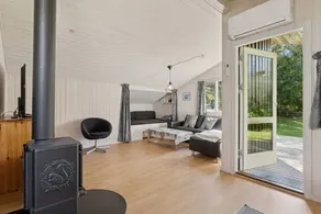 Holiday home with garden, BBQ & terrace - Image 4
