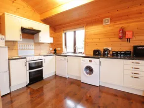 Family-oriented cottage with garden - Image 3