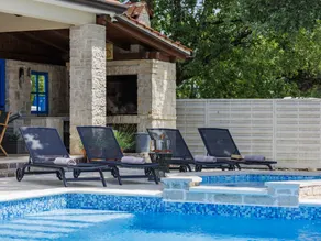 Villa with pool, barbeque & terrace - Image 3