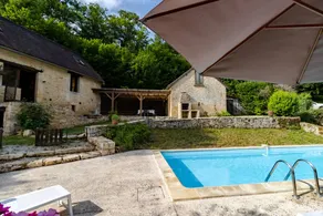 Holiday home with BBQ, garden & pool - Image 2