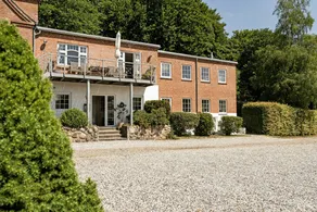 Holiday apartment with BBQ, garden & terrace - Image 2