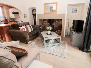 Cottage with garden - Image 3
