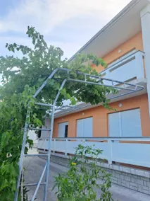 Apartment with garden & terrace - Image 4