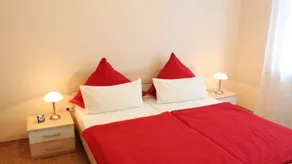 Flat with terrace & garden - Image 5
