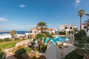 Flat with terrace, garden & pool - Image 3