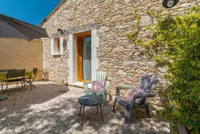 Lovely flat with terrace, garden & pool - Image 4