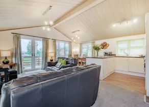 Children-friendly chalet with hot tub - Image 4