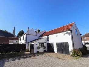 Family-oriented cottage with garden - Image 2