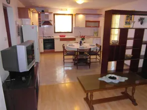 Apartamento con jardín, barbacoa y terraza - Image 4