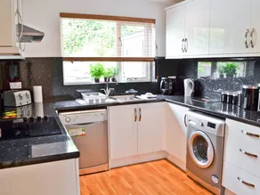 Family-friendly charming cottage with terrace & garden - Image 4