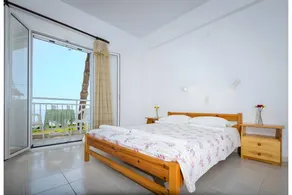 Studio Apartment '1' with Private Terrace, Wi-Fi and Air Conditioning - Image 3