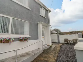 Cottage with hot tub & garden - Image 2