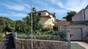 Holiday apartment with barbeque, garden & terrace - Image 2