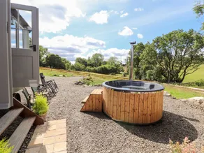 Cottage with garden, hot tub & BBQ - Image 2