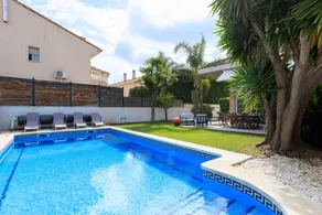 Fully equipped villa with terrace, private pool & garden - Image 2