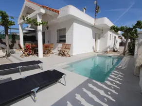 Family-Friendly Home Near Beach, Optional A/C, Free Wi-Fi - Image 2