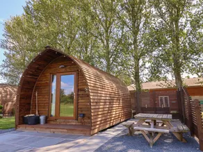 Cottage with hot tub & garden - Image 2