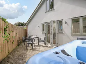 Cottage with jacuzzi & garden - Image 3