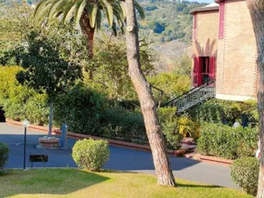 Maison avec jardin, piscine et terrasse - Image 4
