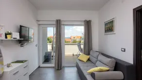 Holiday apartment with hot tub, terrace & barbecue | Sea view | Beach nearby - Image 2