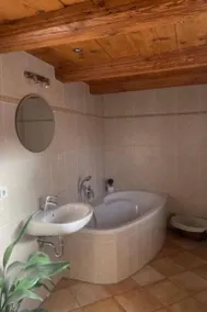 Holiday apartment with BBQ & garden - Image 2