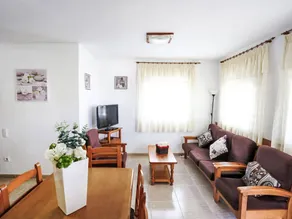 Holiday home with garden, barbecue & private pool - Image 3