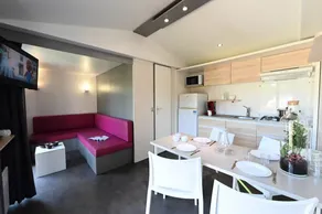 Mobile home with heated pool - Image 2