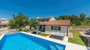 Lovely flat with garden, hot tub & terrace - Image 2
