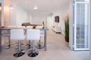 Flat with terrace & jacuzzi - Image 4