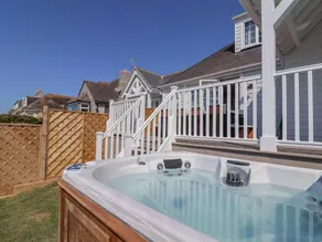 Family-oriented cottage with barbeque, garden & jacuzzi - Image 5