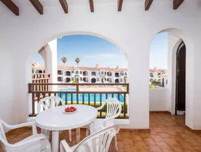 Appart'hôtel avec terrasse, piscine et jardin | Vue jardin - Image 3