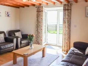 Family-oriented charming cottage with barbecue & garden - Image 2