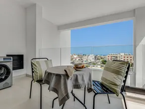 Studio with terrace | City view - Image 3