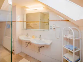 Child-friendly apartment with garden, barbecue & pool | Mountain view - Image 3