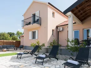 Fully equipped holiday home with BBQ, garden & private pool - Image 3