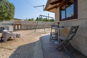 Studio avec terrasse, internet haut débit et piscine | Vue jardin - Image 3