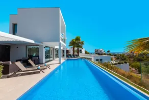 Villa with garden, BBQ & private pool - Image 2