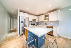 Modern, clean condo close to everything & beach - Image 4