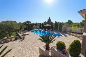 Child-friendly house with BBQ, private pool & garden - Image 2