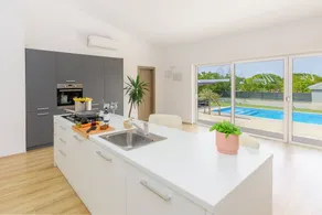 Villa with terrace, barbeque & pool - Image 4