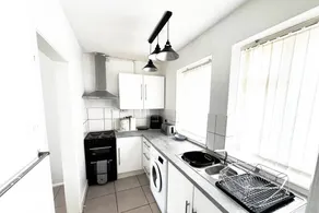 Holiday home with BBQ & garden - Image 4