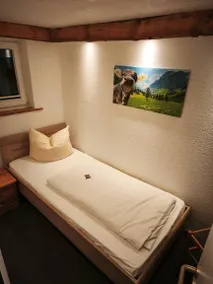 Atractiva habitación en casa de familia apta para niños con jardín, barbacoa y terraza | Vistas a la montaña - Image 2