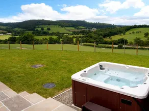 Cottage with garden, jacuzzi & barbecue - Image 2