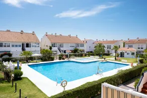 Appartement de vacances avec internet haut débit, terrasse et piscine | Vue jardin | Plage à proximité | Avec animaux autorisés - Image 2