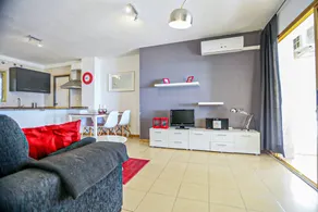 Flat with garden & terrace - Image 5