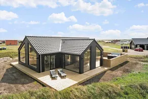 House with hot tub, BBQ & terrace - Image 2