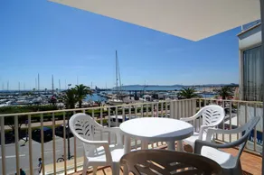 Flat with terrace & garden - Image 2