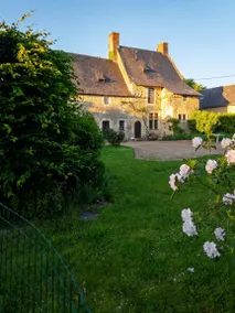 Fully equipped holiday home with BBQ, terrace & garden | Garden view - Image 2